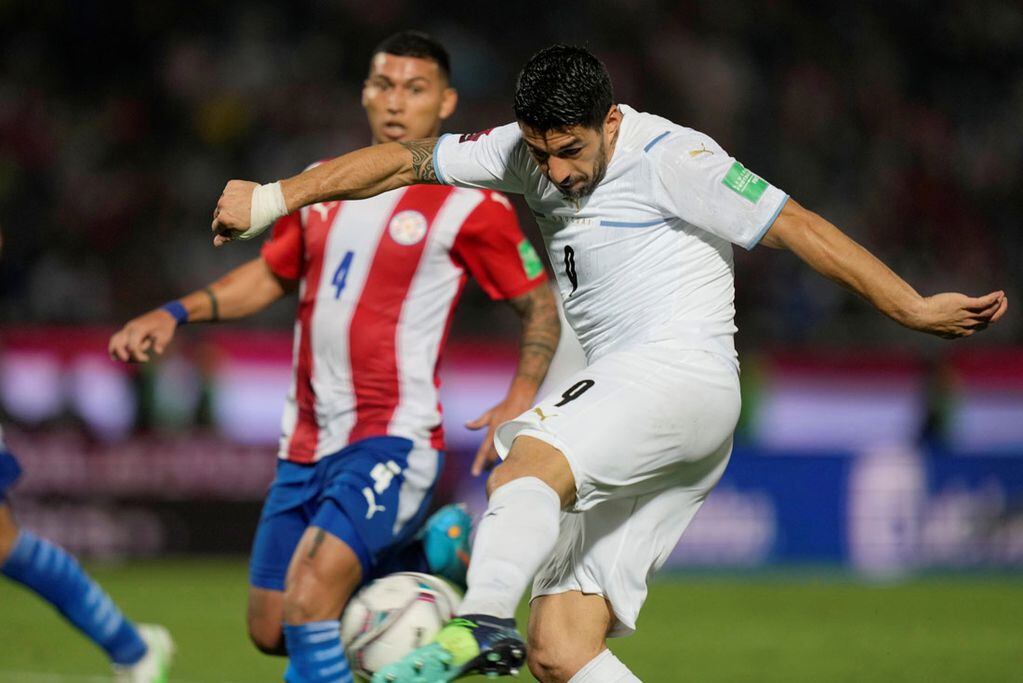 Uruguay le ganó 1-0 a Paraguay en Asunción y se metió en zona de clasificación al Mundial. Al gol lo marcó Luis Suárez. (AP)