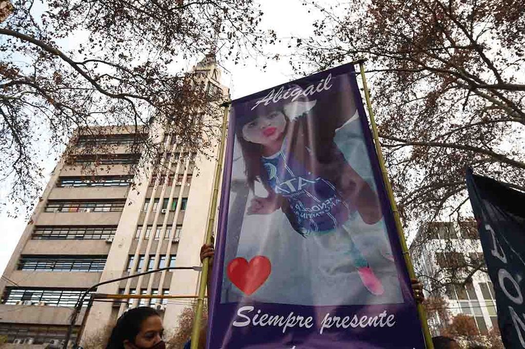 En el kilómetro 0 de la ciudad de Mendoza, se realizó una nueva marcha pidiendo por la aparición de Abigail Carniel, desaparecida hace 4 meses