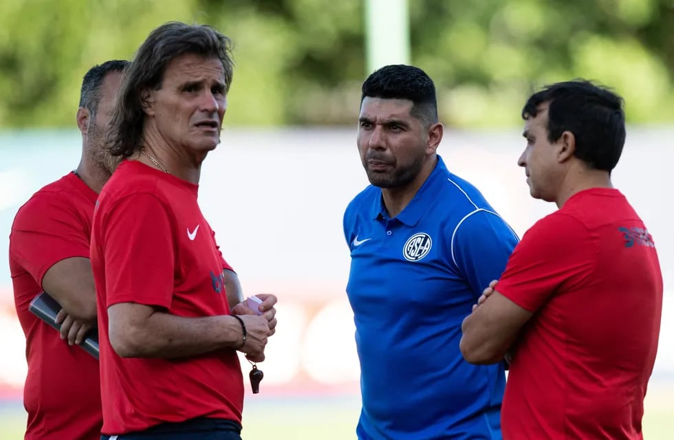Rubén Insúa, el entrenador de San Lorenzo, junto con el manager Néstor Ortigoza y el colaborador Roberto Luis Oste. (Prensa San Lorenzo)