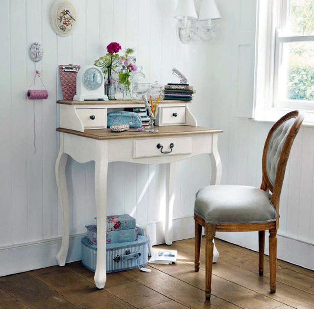 
    El escritorio secreter, opción ideal y elegante para un departamento pequeño.
   