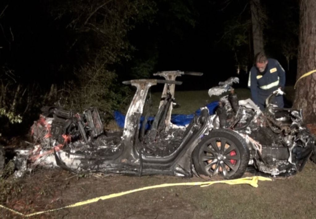 Un vehículo Tesla se estrelló contra un árbol y sus dos ocupantes murieron. Creen que estaba en modo 'automático'.