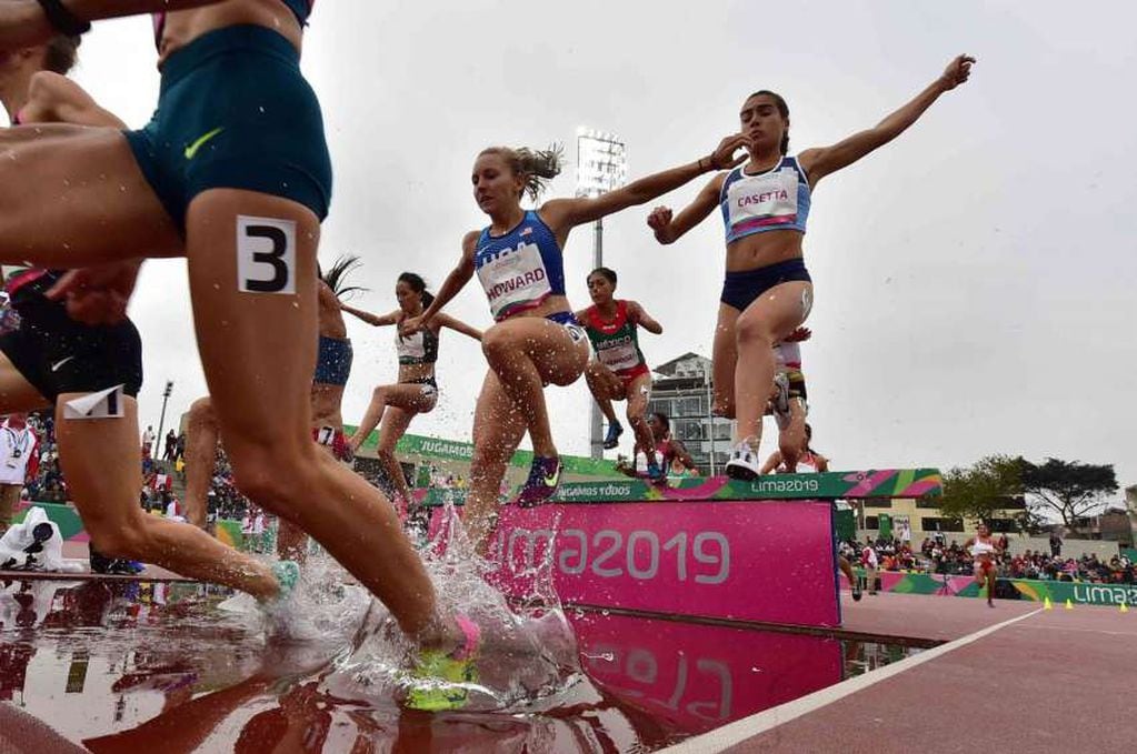 
Foto: AFP | La estadounidense Marisa Howard y la argentina Belen Casetta compiten para obtener el segundo y el tercer puesto, respectivamente, en la carrera final de carrera de obstáculos de 3000 m femenina.
   