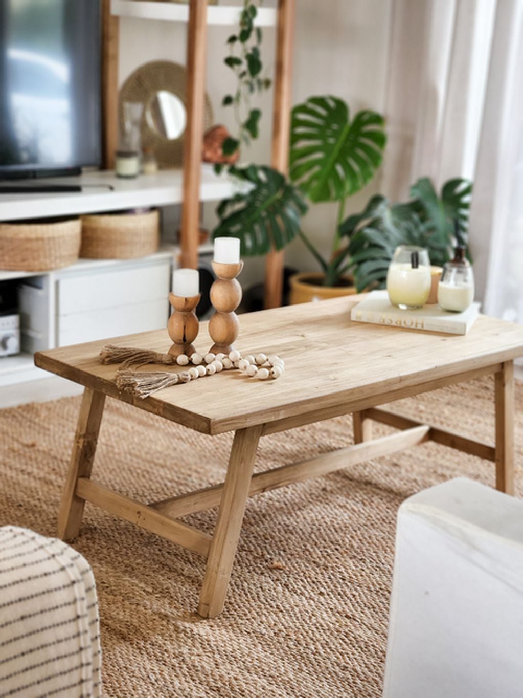 La mesa ratona, también llamadas de centro o auxiliares, son muebles versátiles y funcionales que, además de decorar los ambientes, admite diferentes usos.