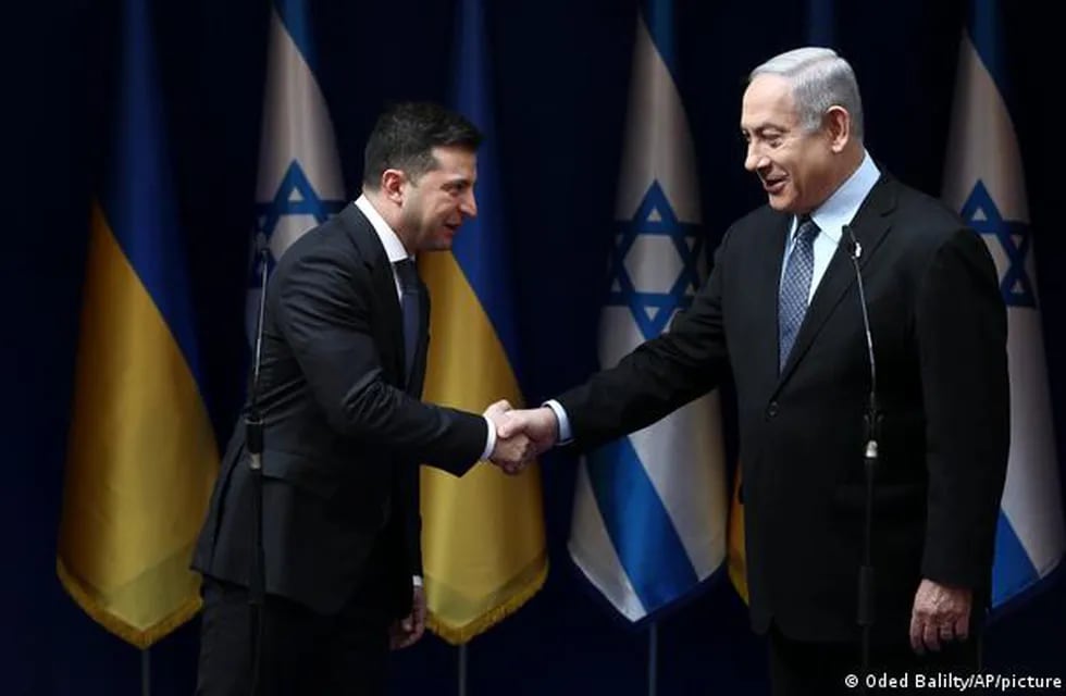 Imagen de archivo: Zelenski estrecha la mano de Netanyahu durante una reunión privada en Jerusalén, el 24.01.2020.