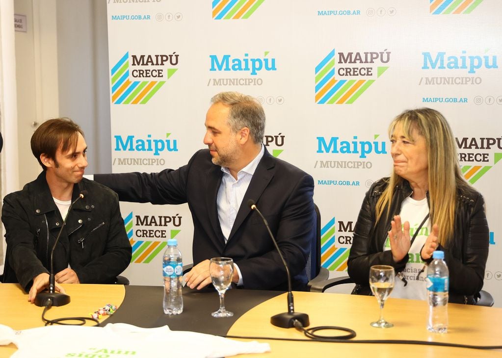 El intendente de Maipú, Matías Stevanato, inauguraron el auditorio Marciano Cantero junto a la familia del artista