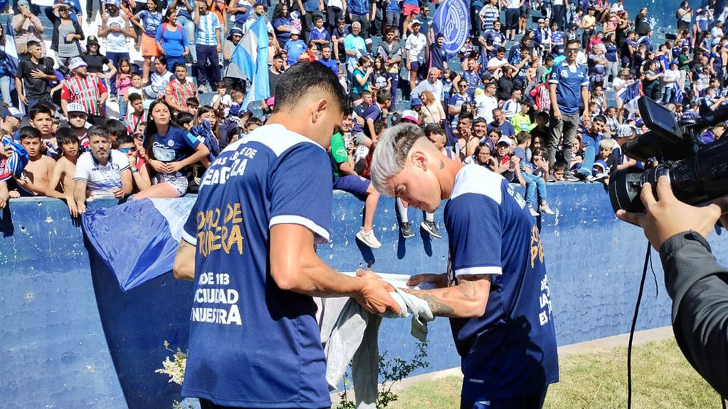 Una de las grandes figuras de la temporada de Independiente, Matías Reali se brindó de lleno a la hinchada que colmó la popular del Bautista Gargantini. 