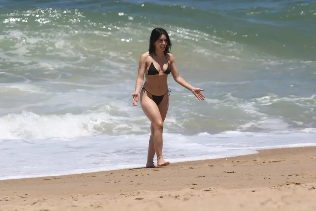 Lali Espósito subió las temperaturas con un bikini negro en Punta del Este.