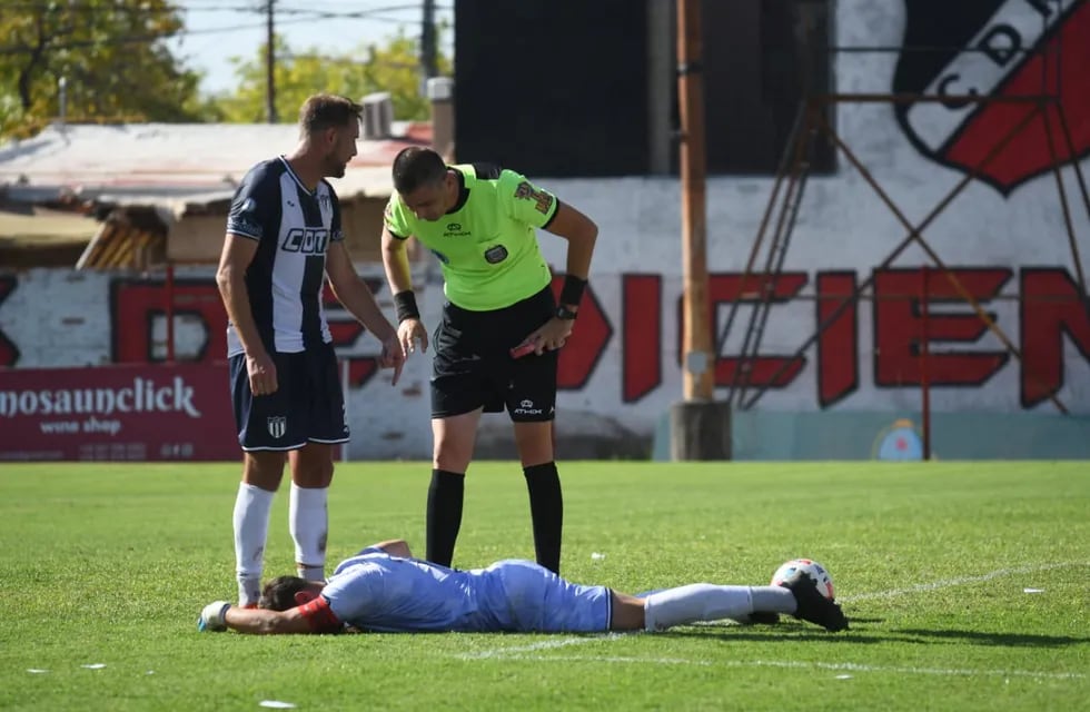 El arquero de Tristán Suárez, Cristian Correa, en el piso tras recibir el impacto de un proyectil. / José Gutiérrez ( Los Andes).