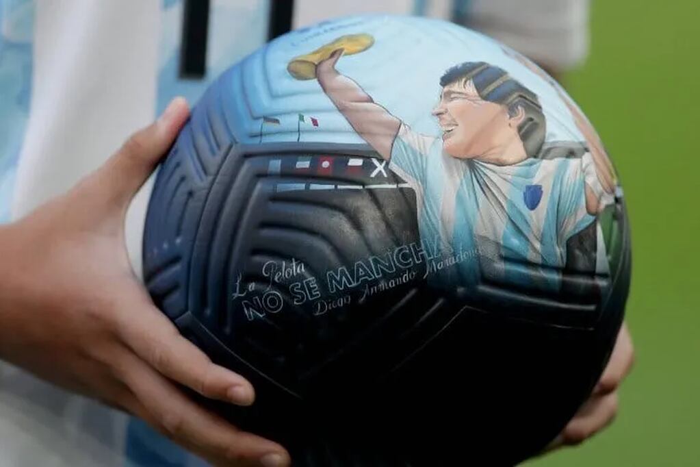 La pelota no se mancha, hermoso balón en homenaje a Diego Maradona. / Gentileza.