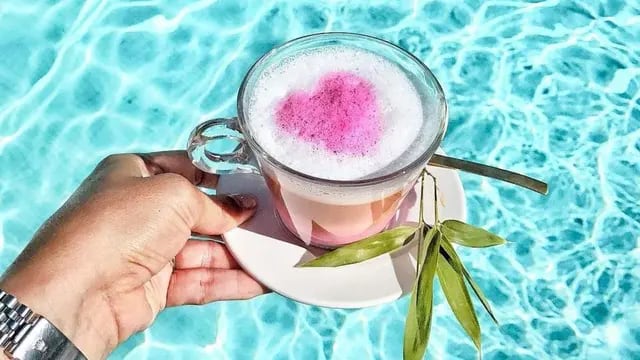 Se lo conoce con el nombre de pink latte, tiene muchos beneficios y por eso está de moda y circula por Instagram.