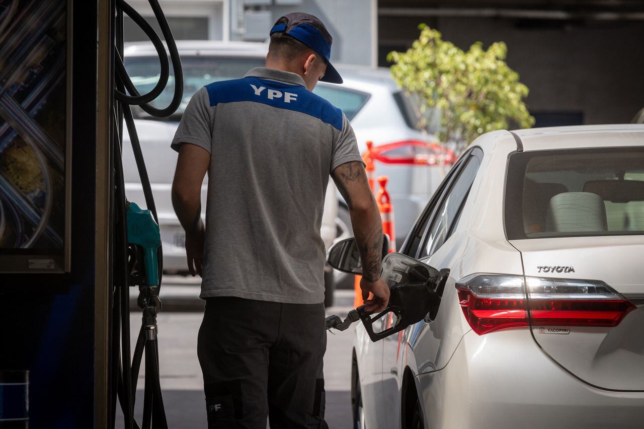 Shell, YPF y Axion aumentaron hasta 27% los precios de los combustibles.
La nafta y el gasoil amanecieron este miércoles con un fuerte incremento en las estaciones de servicio.

Foto: Ignacio Blanco / Los Andes