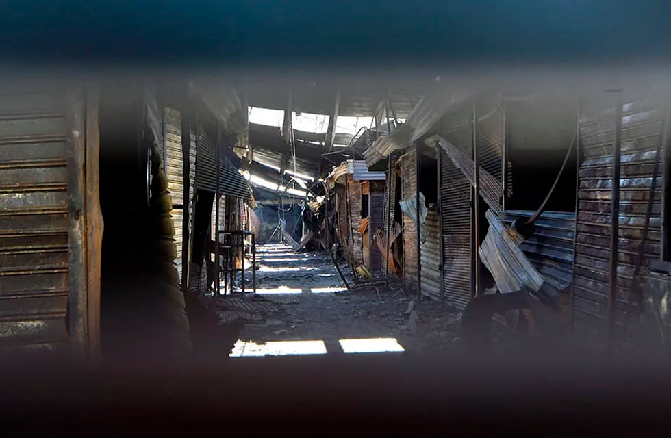 El persa de calle General Paz quedó en ruinas tras la acción de las llamas. | Foto: Orlando Pelichotti / Los Andes
