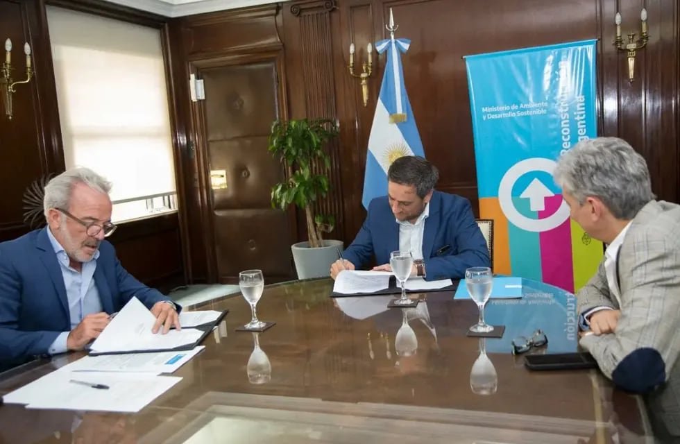 Humberto Mingorance, secretario de Ambiente de Mendoza y Juan Cabandié, titular de Ambiente de Nación, firman el convenio por $161 millones.