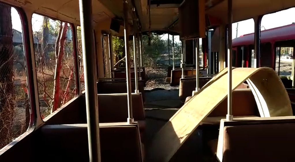 Subastan siete duplas del Metrotranvía que están en desuso