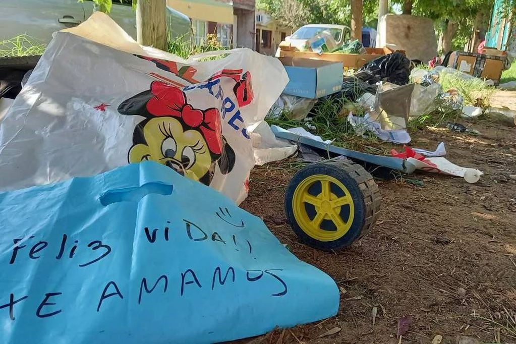 Familiares de una de las acusadas del asesinato de Lucio Dupuy descartaron los juguetes en la vereda de la casa / Foto: Gentileza