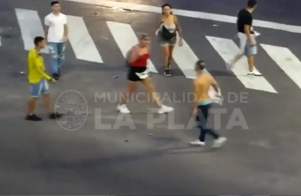 El hombre terminó detenido - Captura de video Municipalidad de La Plata