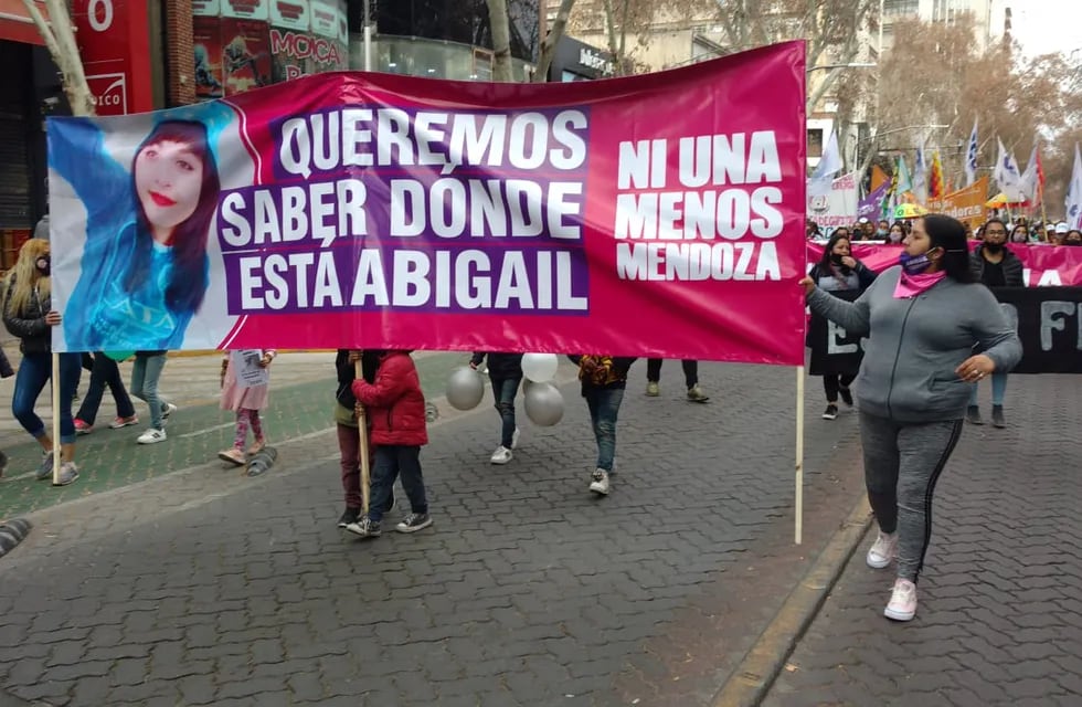 Verónica Carniel (derecha), encabezando la manifestación y mostrando la foto de su hija. José Gutiérrez/Los Andes