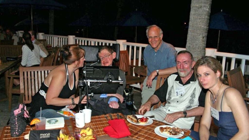 Las fotografias que se hicieron publicas muestran al astrofísico en la isla de Epstein en 2006