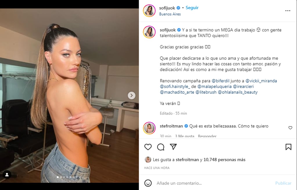 La modelo se mostró sólo con un jeans en Instagram.