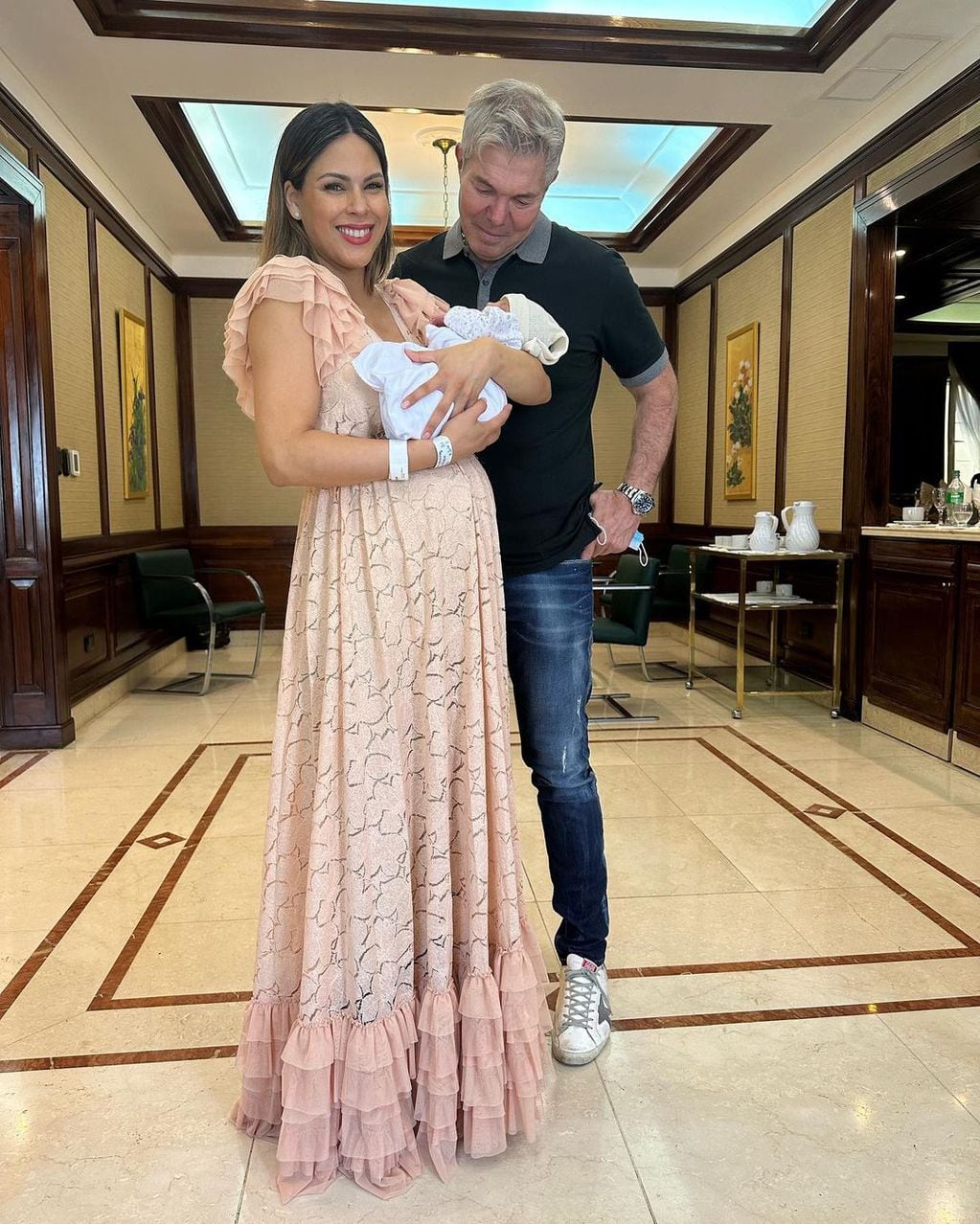Barby Franco y Fernando Burlando con su bebé