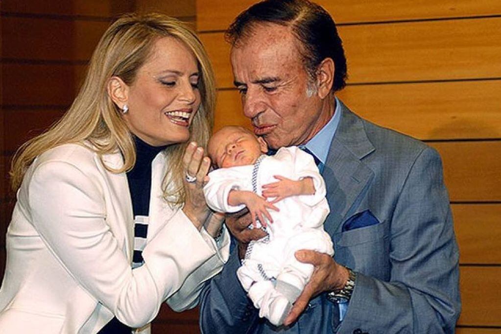 Carlos Menem y Cecilia Bolocco en 2003, junto a su hijo Máximo.