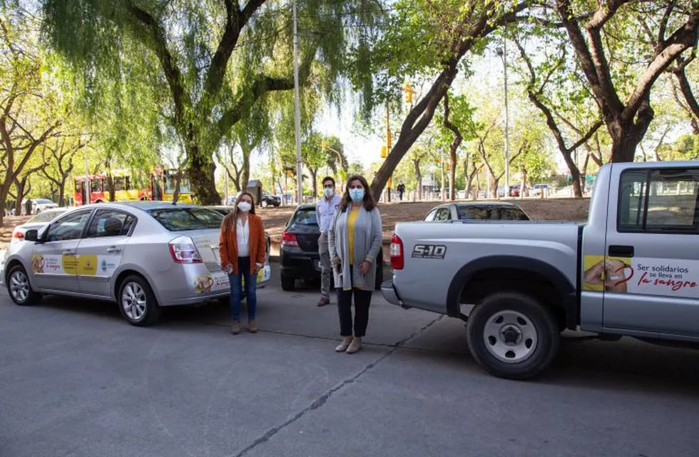La ministra de Salud Ana María Nadal presentó los dos vehículos que se destinarán a traslados de pacientes recuperados de coronavirus para que donen plasma. Foto Prensa Gobierno.
