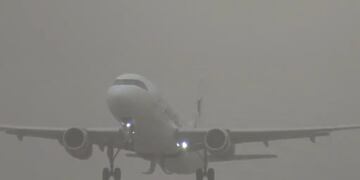 Impactante video: un avión intentó aterrizar en Neuquén, pero fue desviado a Mendoza por el viento. Foto: Captura video.