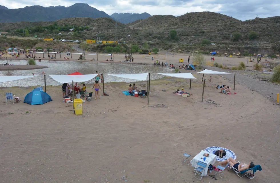 Luján playa es uno de los lugares mas visitados por los turistas en este verano. Foto: Nicolás Ríos / Los Andes.