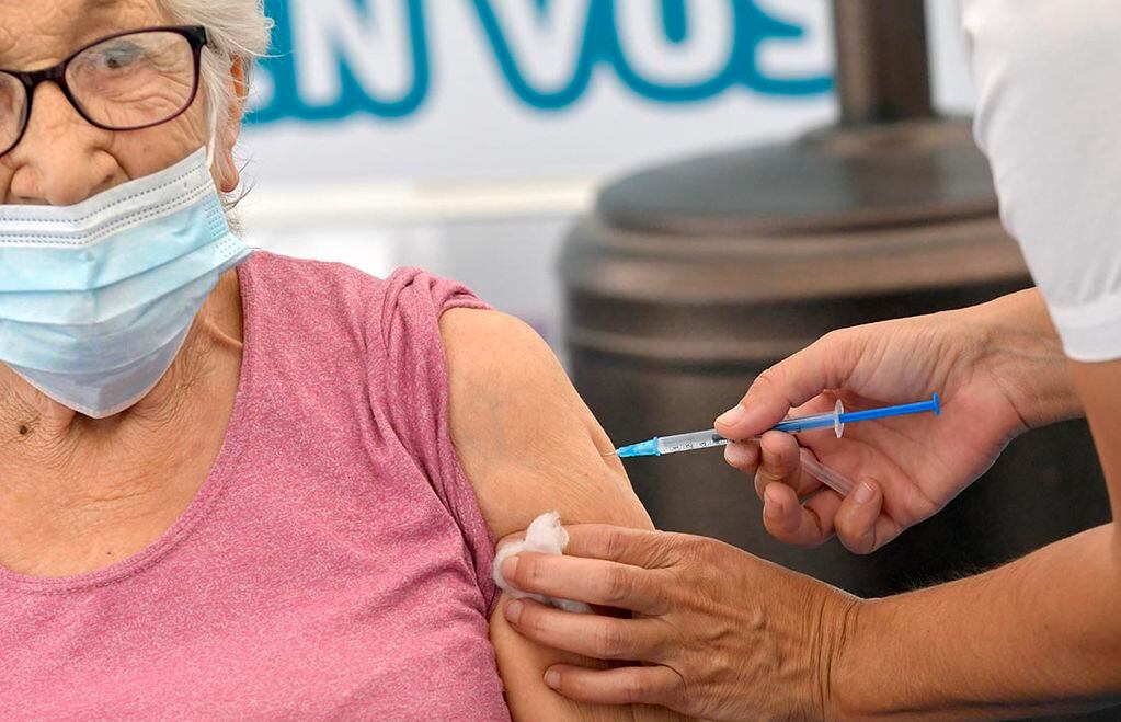 En el Vacunatorio de Campaña del Parque Benegas continúan vacunando a la población contra el Coronavirus. Foto: Orlando Pelichotti