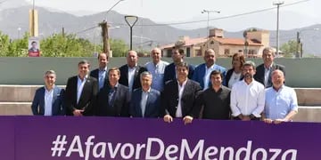 Alfredo Cornejo junto a intendentes y candidatos.  Prensa Frente Cambia Mendoza