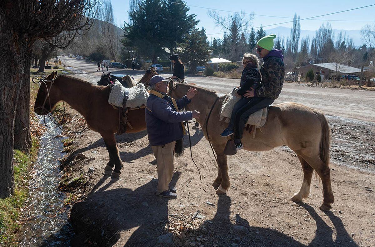 Franco Alonso y su hijo Benicio alquilaron un caballo para dar un paseo por Las Vegas, mendocinos y turistas decidieron pasar el día en la montaña. Foto: Ignacio Blanco / Los Andes