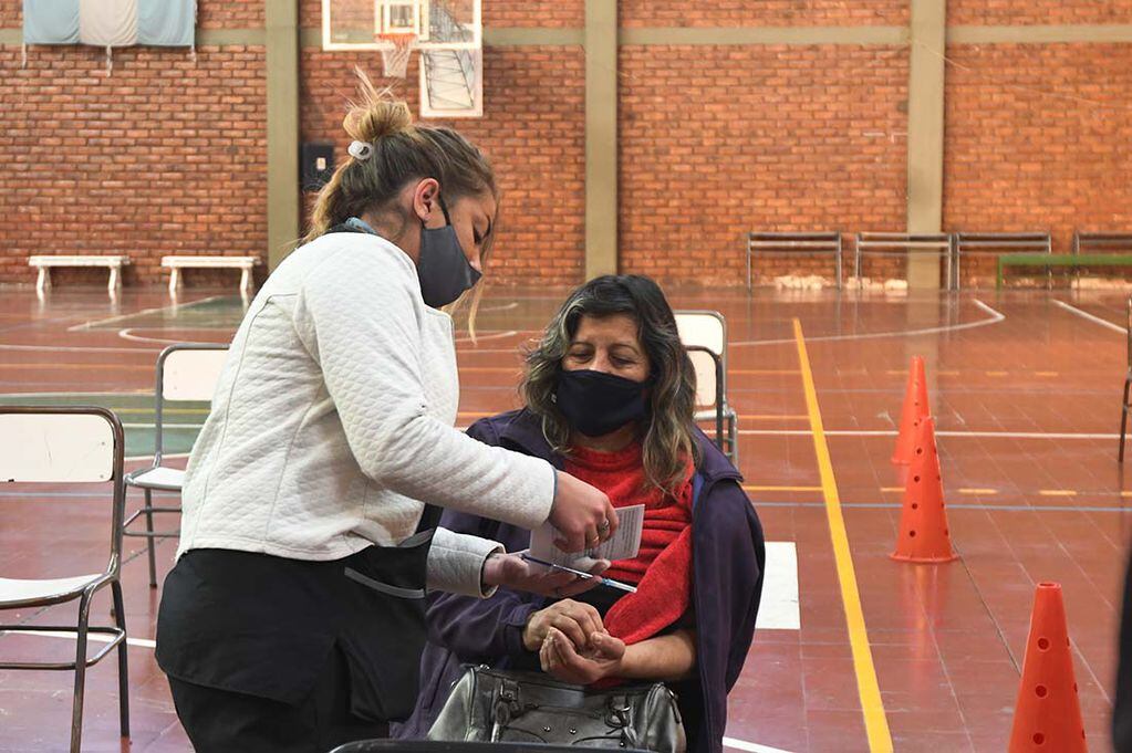 Profesionales del área de salud de Junín, en una jornada de vacunación contra el covid 19 en el polideportivo Nº 1 del departamento de Junín
Estefania en el momento de colocar la vacuna