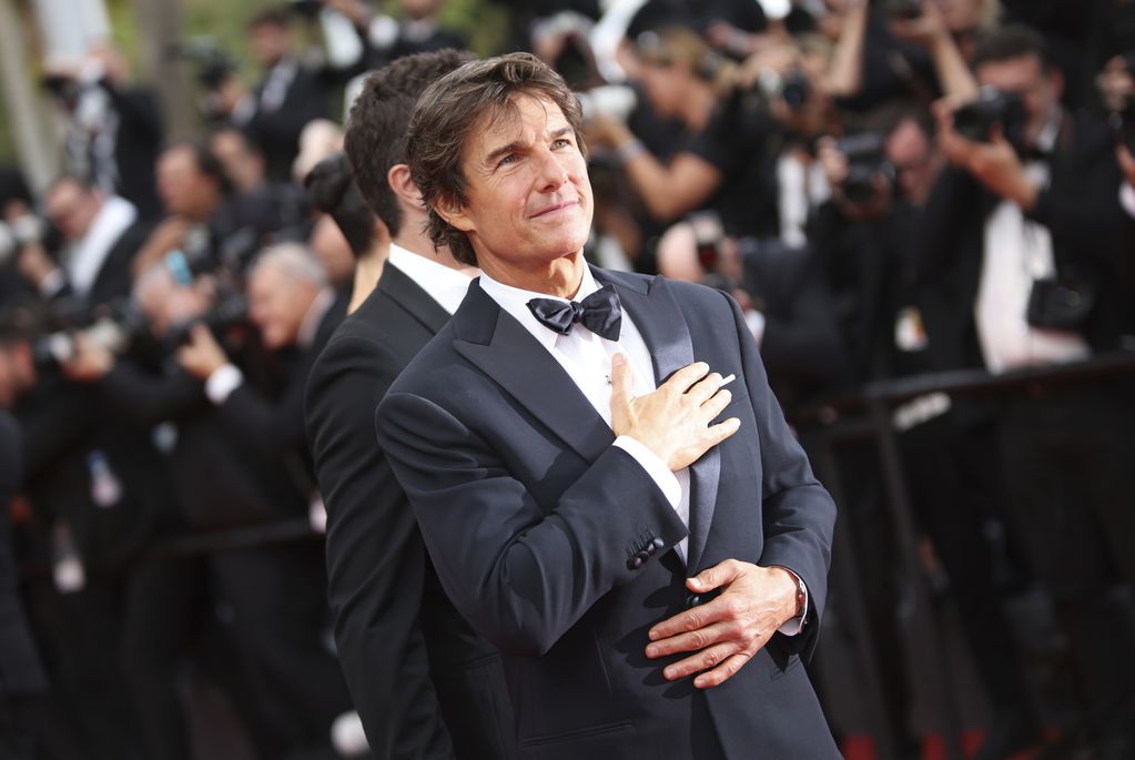 Tom Cruise hace un gesto en el estreno de su película "Top Gun: Maverick" .