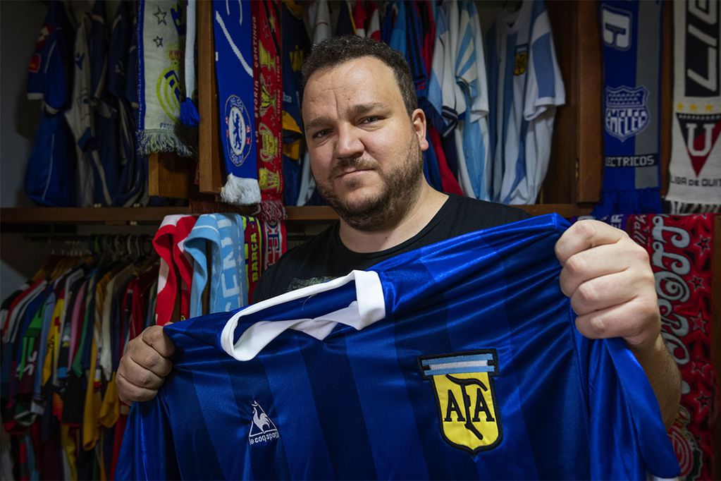 Juan Manuel Martínez, periodista deportivo y coleccionista de camisetas de fútbol. Tiene para todos los gustos.  / Ignacio Blanco - Los Andes