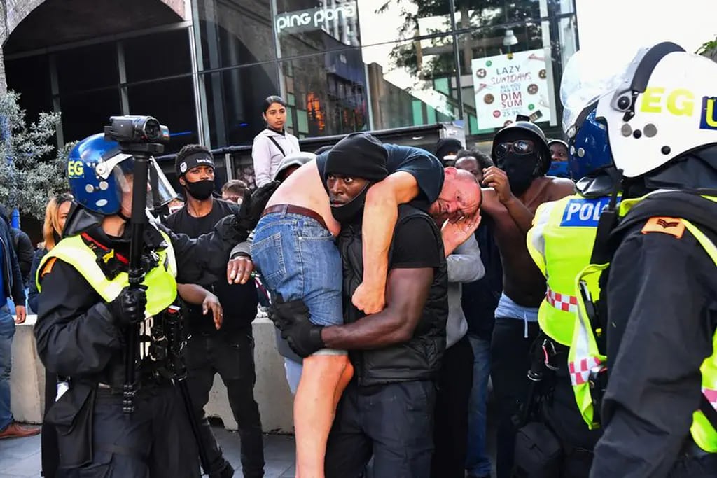 Patrick Hutchinson carga en sus hombros a un presunto hooligans