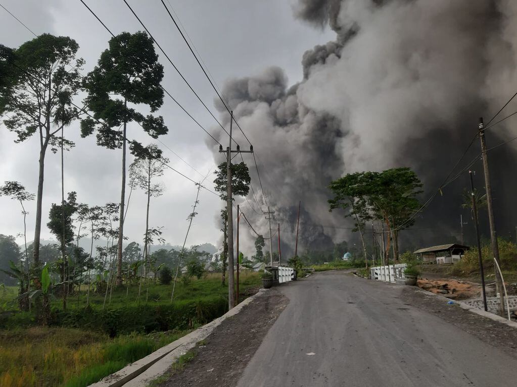 La erupción del volcán elevó la alerta en Indonesia. Foto: Twitter/@BPBDLumajang