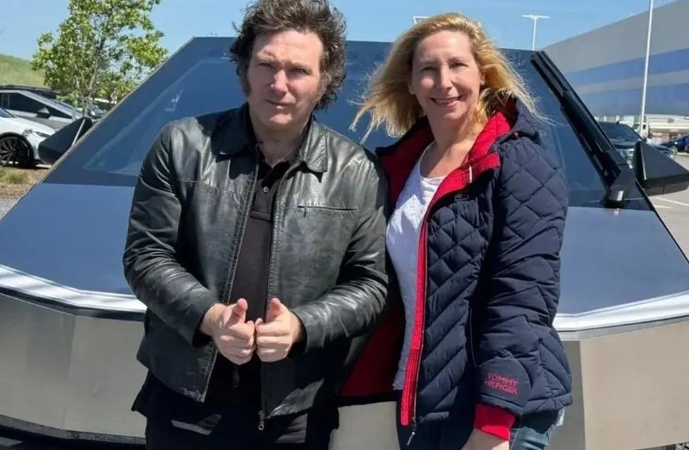 Javier Milei manejó una costosa Cybertruck de Tesla junto a Karina Milei. Foto: Redes Sociales