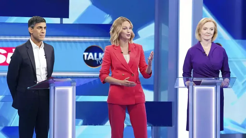 El debate televisado se emitía en directo en la cadena TalkTV. Foto: Web