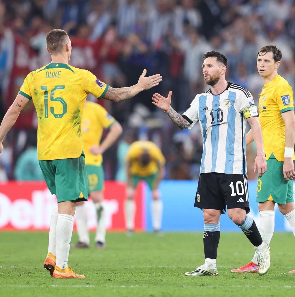 Mitchell Duke junto a Messi tras la derrota australiana
