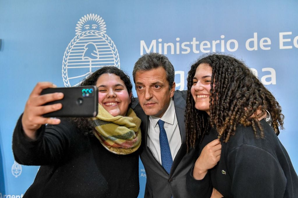 Los ministros de Educación de la Nación, Jaime Perczyk y de Economía, Sergio Massa, anunciaron un aumento del 56,5 en el monto de las becas Progresar. Foto: Argentina Gobierno.