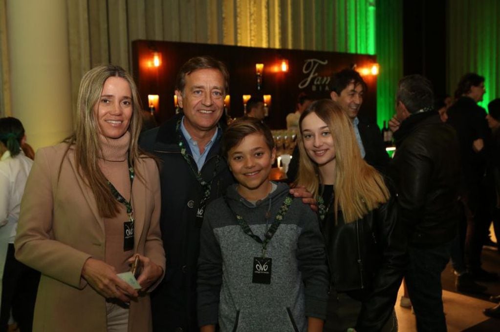 
El intendente de Capital. Rodolfo Suárez, junto a su familia, en el sector VIP del estreno. | Marcelo Rolland / Los Andes
   