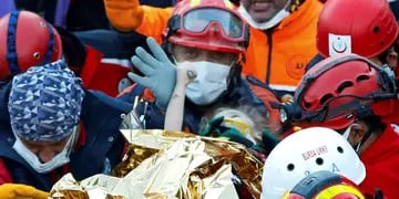 Rescataron a una nena que estaba bajo los escombros en Turquía