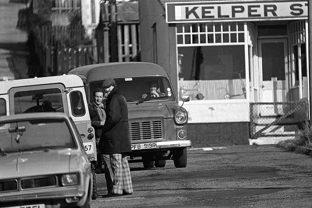 Mayo1982. Movimiento de gente en una calle de Puerto Argentino. (La Voz/ archivo)