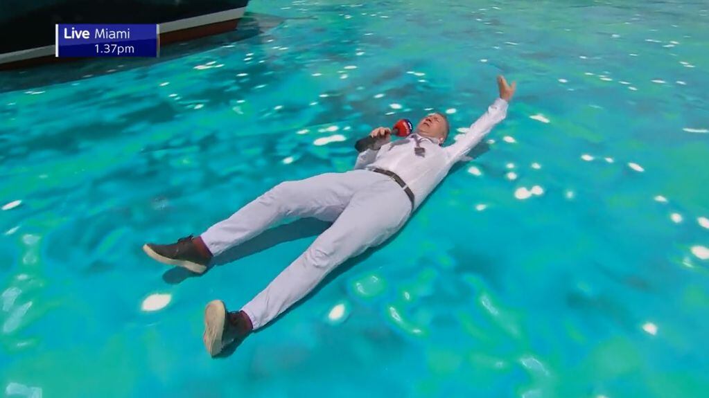 Un periodista bromeó sobre sobre las aguas artificiales del GP de Miami y simuló nadar en ellas.