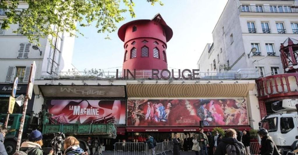 Las icónicas aspas del Moulin Rouge en París cayeron por primera vez en 135 años. Foto: EFE.