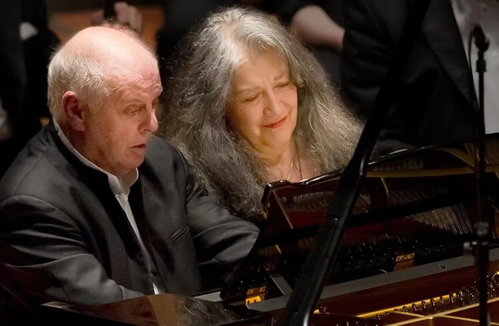Daniel Barenboim y Martha Argerich demuestran su virtuosismo interpretando la reducción a cuatro manos de "La consagración de la primavera".