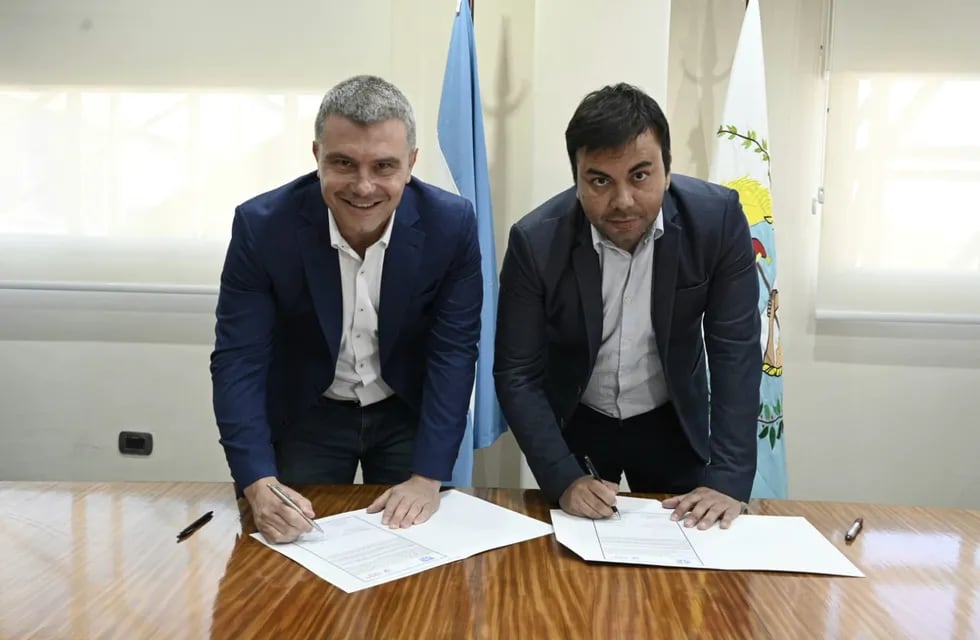 El intendente de Godoy Cruz, Diego Costarelli, firmó junto con su par de Las Heras, Francisco Lo Presti, un convenio.
