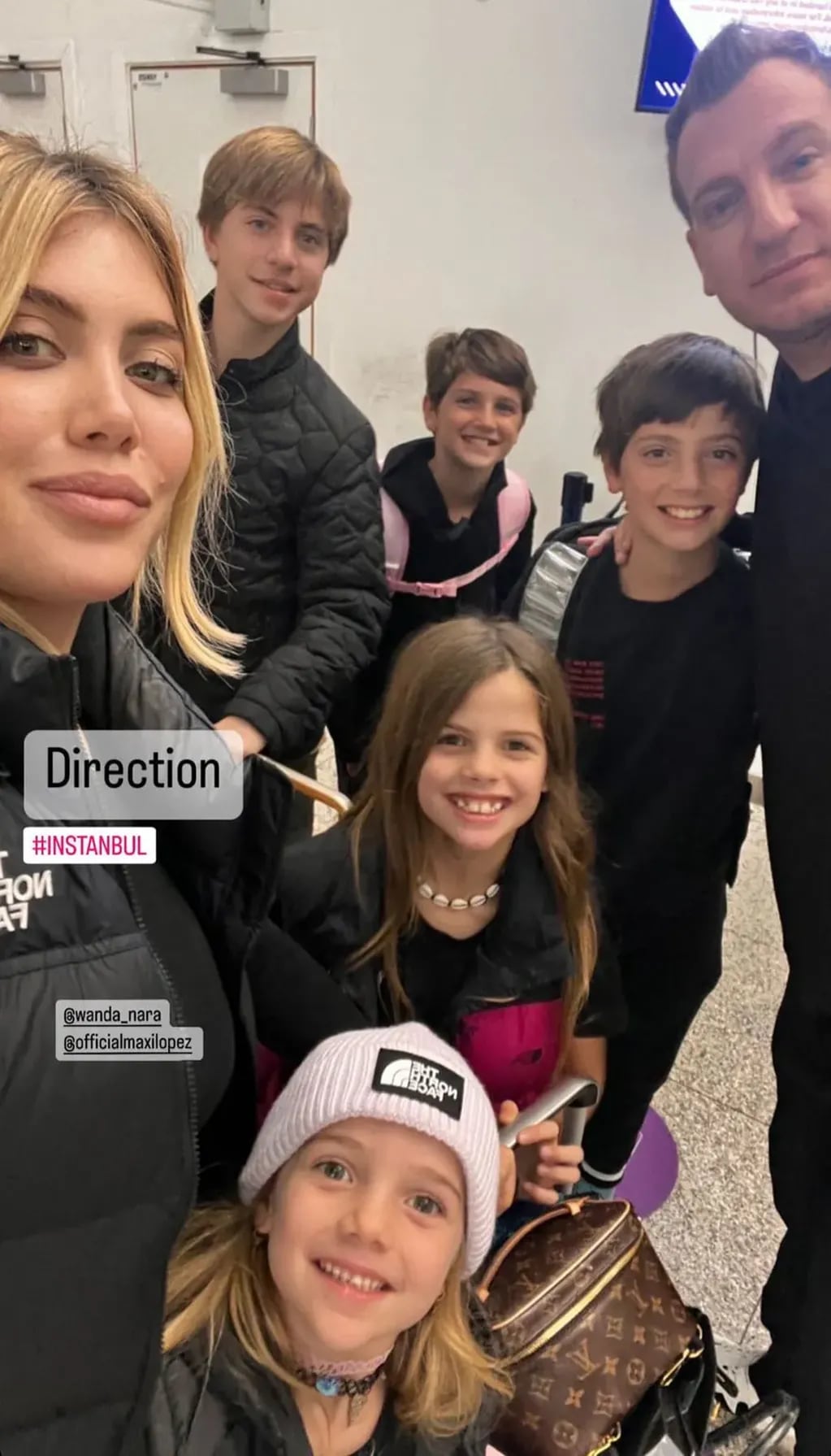 El hijo mayor de Wanda Nara, Valentino, compartió en su cuenta de Instagram una fotografía con su mamá, sus hermanos y Maxi López.