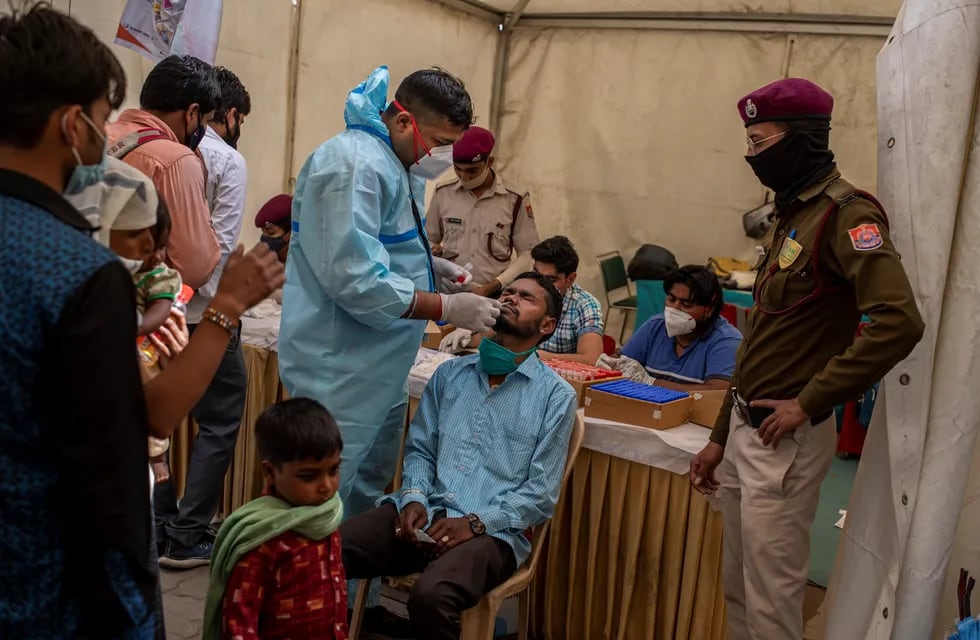 Este domingo India reportó un nuevo récord mundial de 350 mil nuevos casos de Coronavirus. Foto: AP