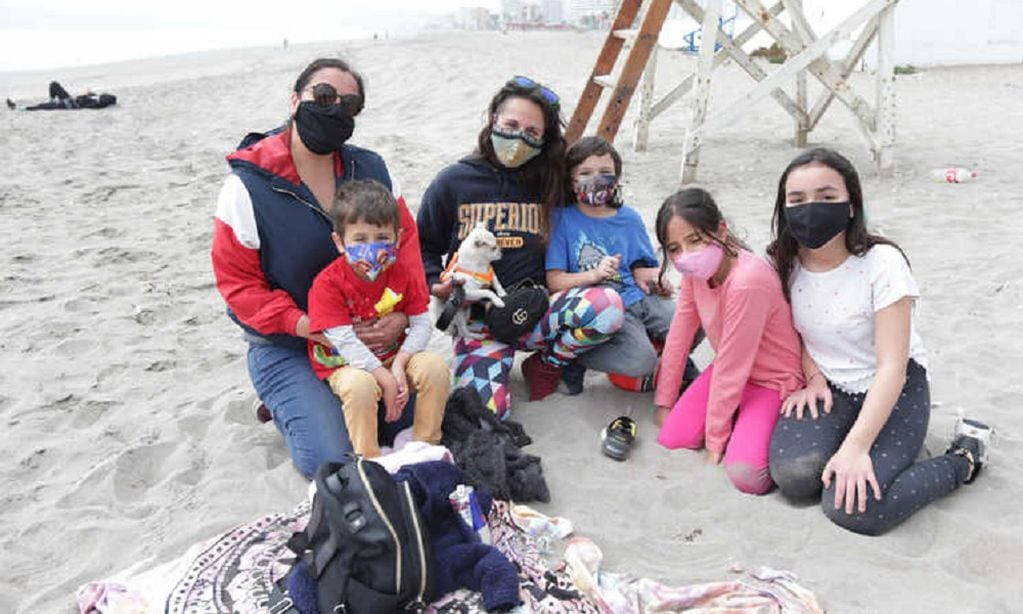 Una familia visita la playa de La Serena durante la pandemia - Foto: 